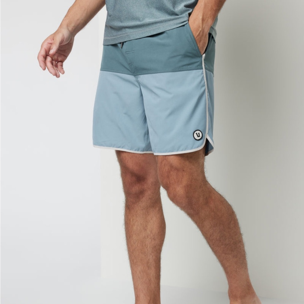 Vuori Mens Cruise Board Shorts Size 38 Blue Gray Striped Drawcord Front Pockets